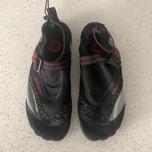 Body Glove slip on shoes